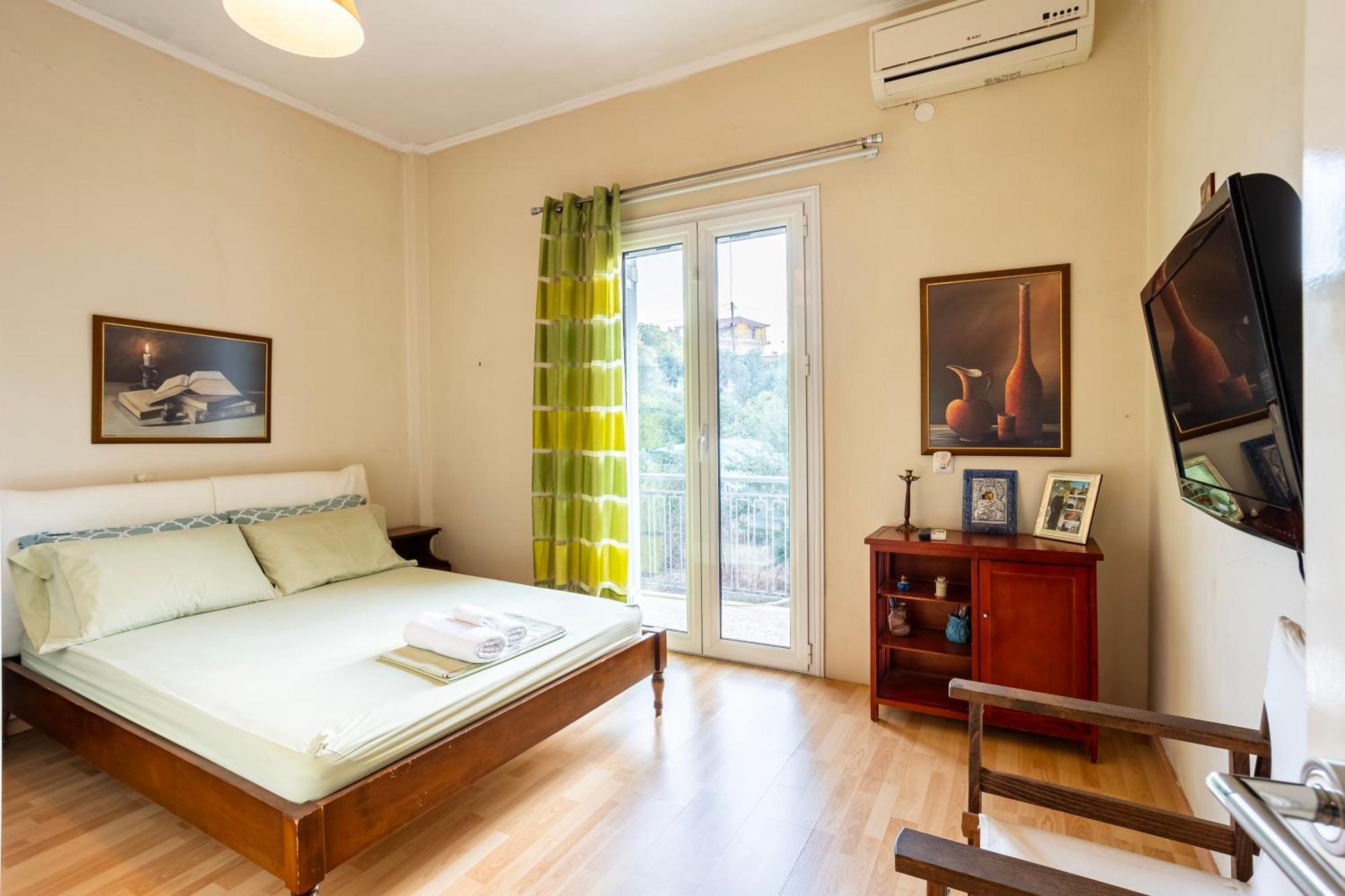 Kalamata'S Sunny Retreat Near The Historic Center Esterno foto